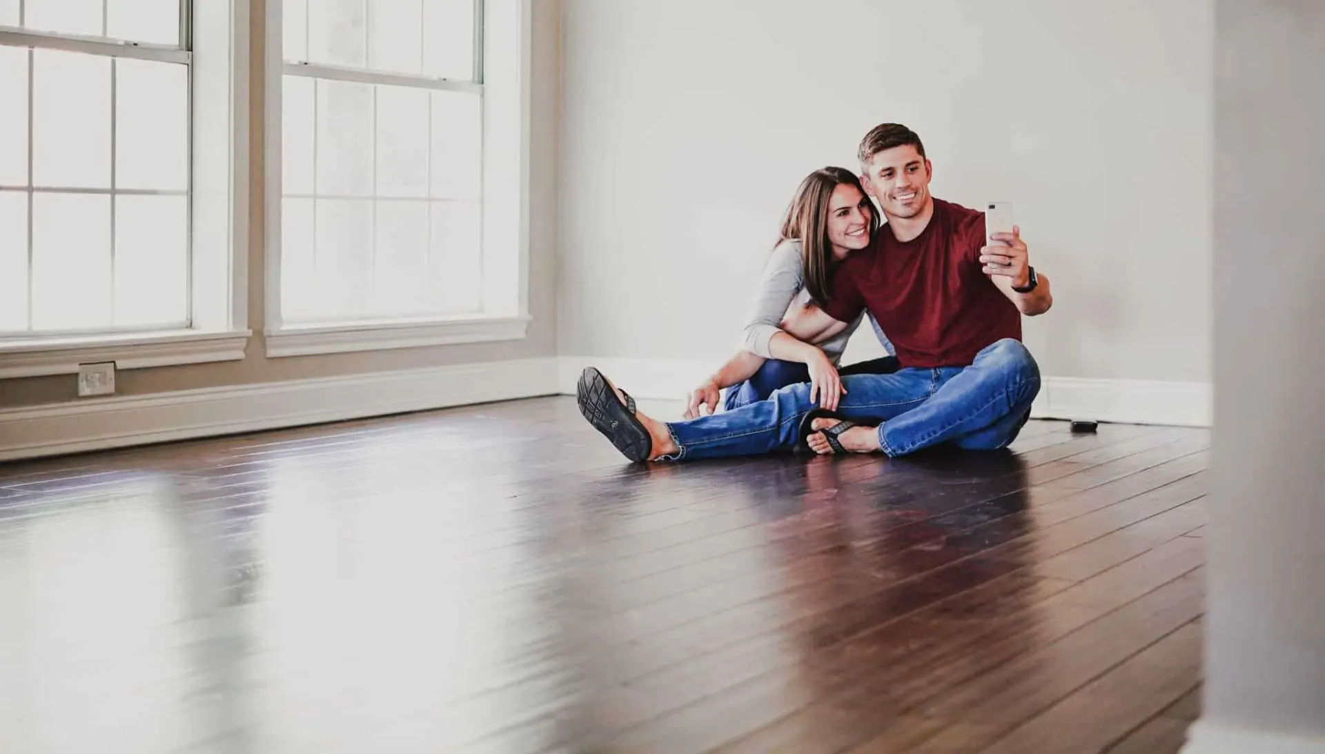 Casal sorridente em casa depois das obras